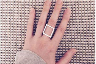 戒指的戴法和意义 单身戒指戴哪个手指女
